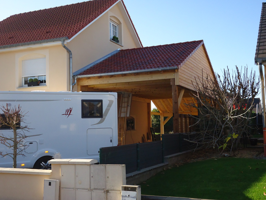 Carport en bois, la solution économique, flexible et pratique