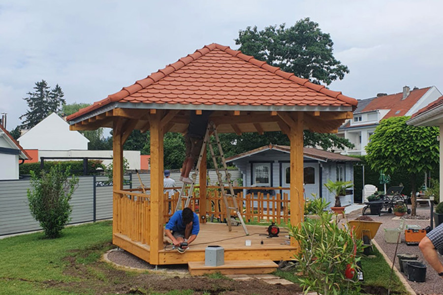 Installation d'un magnifique kiosque de jardin en bois