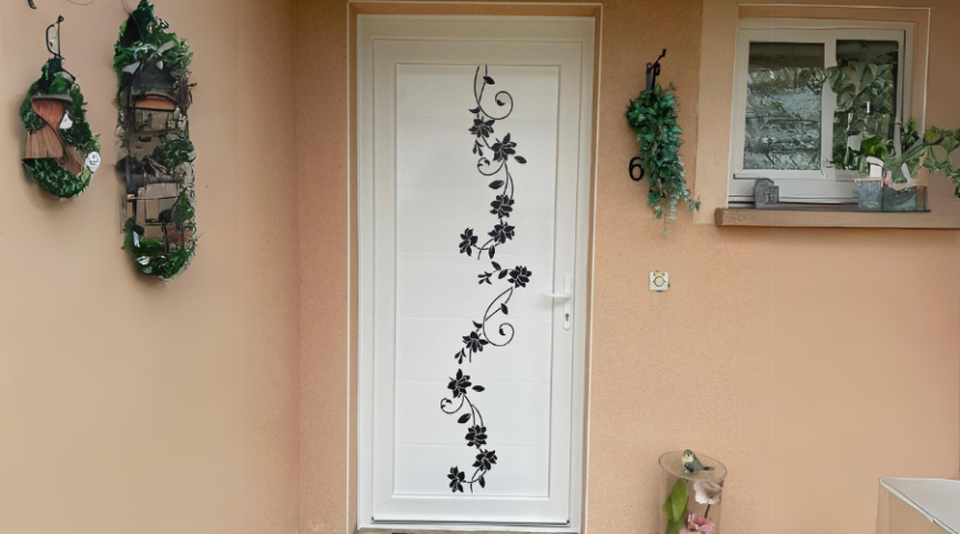 Porte sur mesure décoré de fleurs réalisée par Xylotech