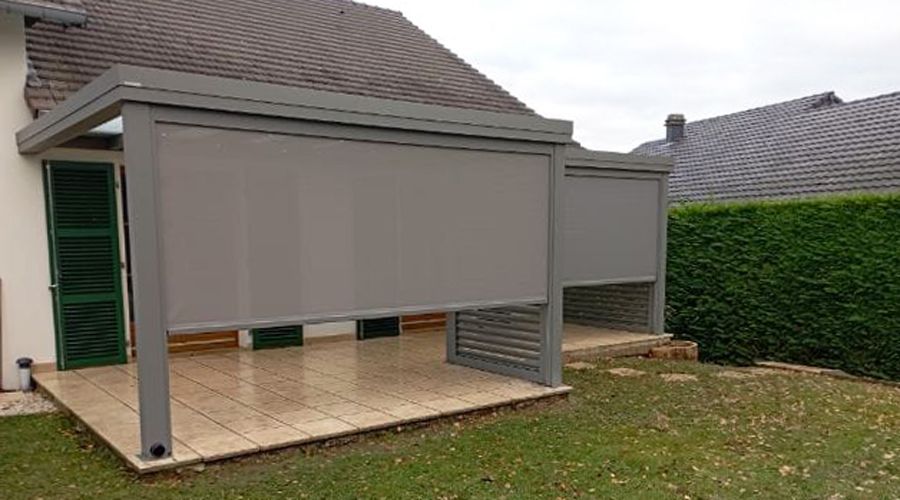 Elégante pergola sur-mesure avec stores verticaux