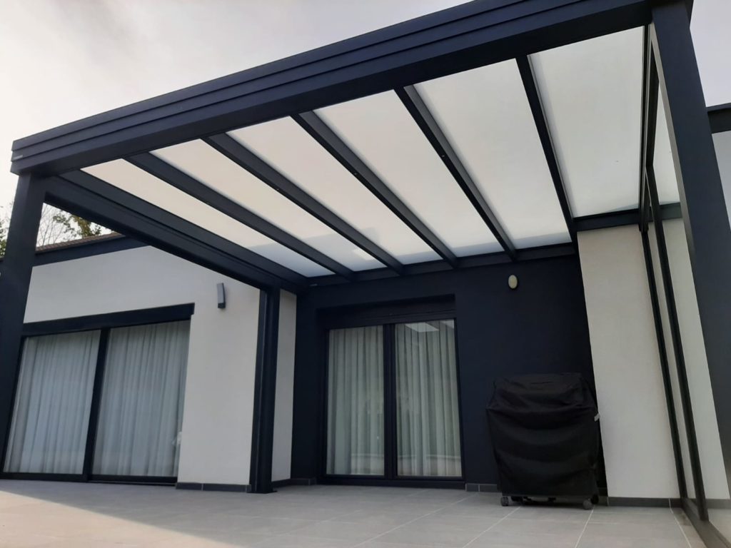 Préparez votre terrasse pour l'été avec une Pergola : les différents types disponibles